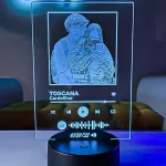 Lampara Spotify led, una fotografia y un codigo Spotify escaneable