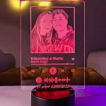 Lampara Spotify led, una fotografia y un codigo Spotify escaneable