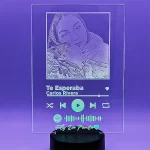 Lampara Spotify led, una fotografia y un codigo Spotify escaneable