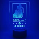 Lampara Spotify led, una fotografia y un codigo Spotify escaneable