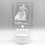 Lampara Spotify led, una fotografia y un codigo Spotify escaneable