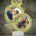 lampara led 3D con forma de anillos de Aniversario con fotografias de la pareja celebrada para