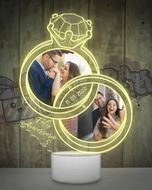 lampara led 3D con forma de anillos de Aniversario con fotografias de la pareja celebrada para