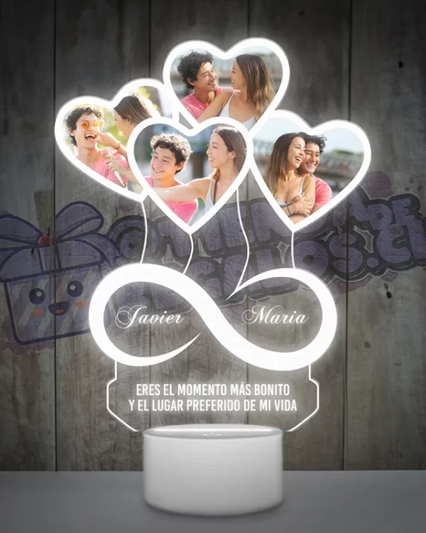 Una lampara led 3d con un objeto en forma de corazón e infinito con fotografias de personas.