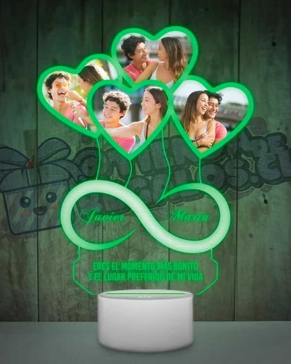 Una lampara led 3d con un objeto en forma de corazón e infinito con fotografias de personas.